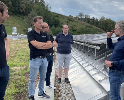 Fabian Pfister (rechts) erklärt die Photovoltaik-Thermie-Anlage