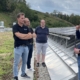 Fabian Pfister (rechts) erklärt die Photovoltaik-Thermie-Anlage