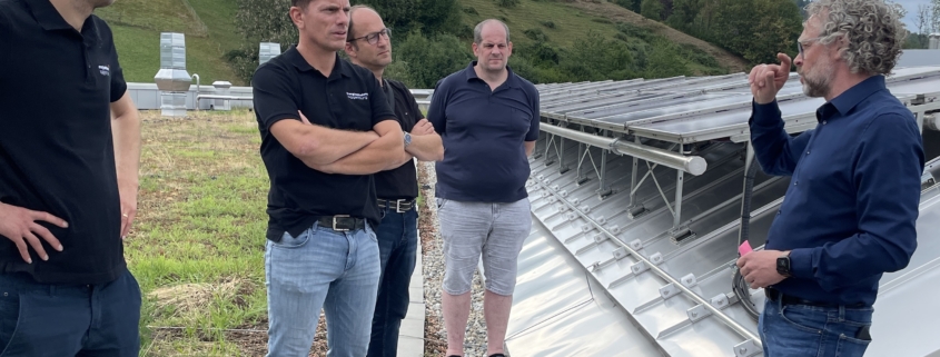 Fabian Pfister (rechts) erklärt die Photovoltaik-Thermie-Anlage