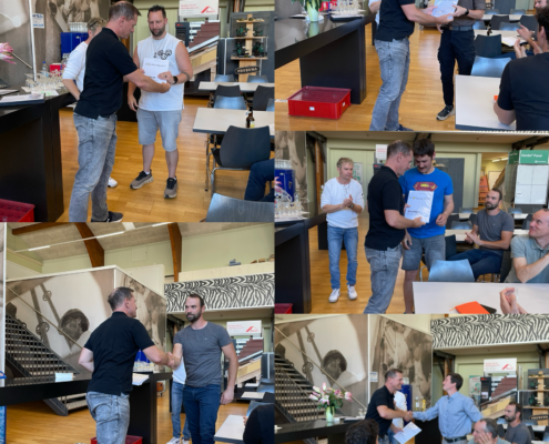 Roland Langenegger überreicht die Zertifikate an die Photovolteure und Solarteure